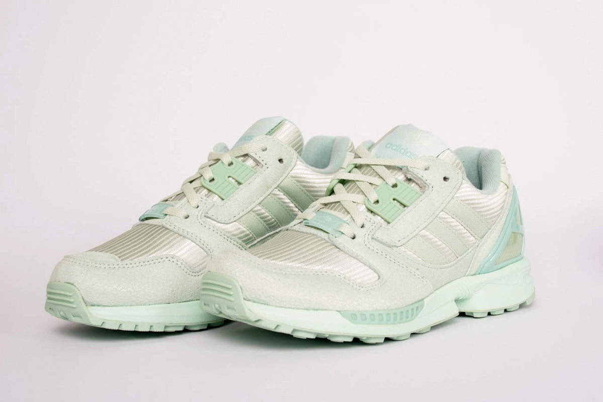 The Adidas ZX800 in a pastel green colour way. Here you can see the breathable mesh along the front, as well as the Adidas branding. 