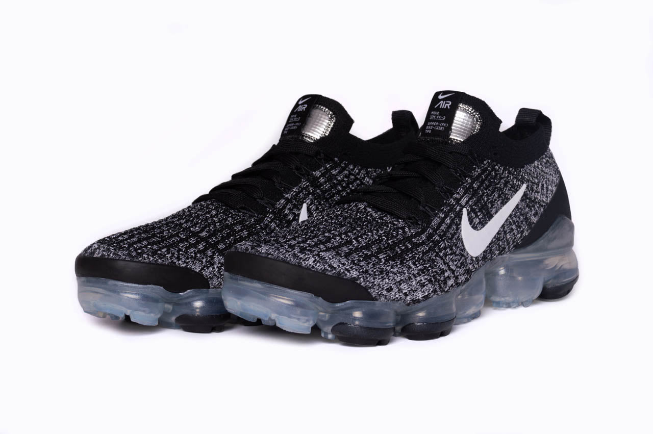 Black and white vapormax flyknit 3 hotsell